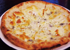4種のチーズピザ